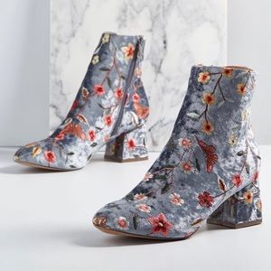 NWOT MODCLOTH Embroidery Season Velvet Booties
